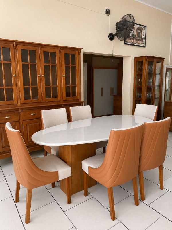 Mesa de jantar com seis cadeiras